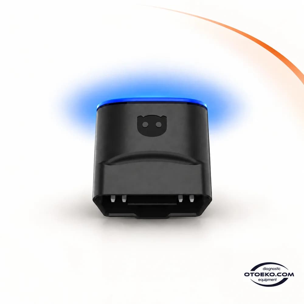 OBDeleven 3 cihazının mavi LED ve OBD bağlantısı görülen ön görünümü