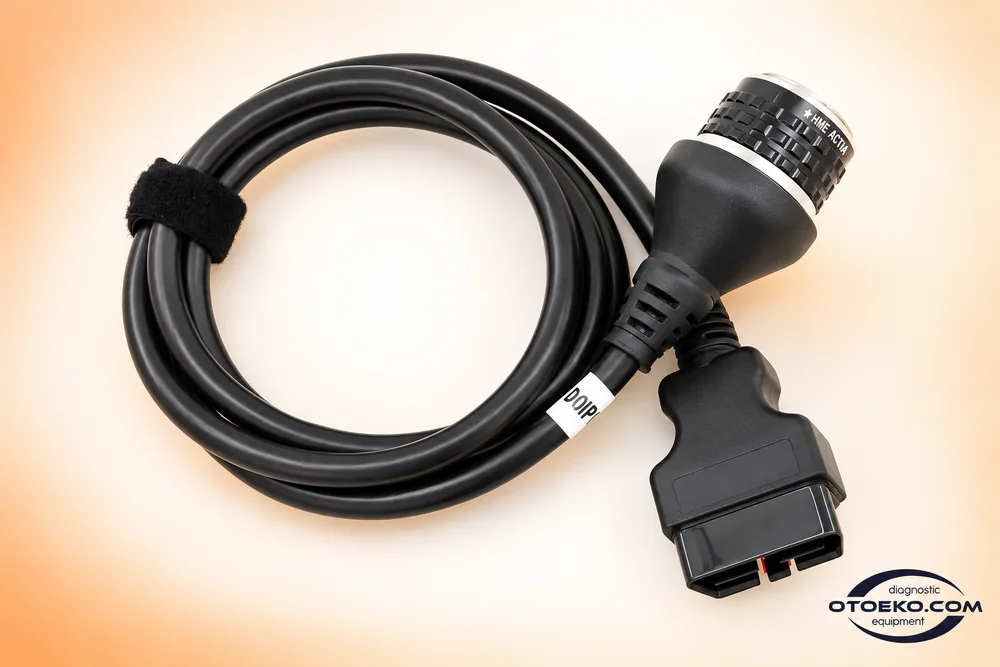 Mercedes C4 DoIP kablosunun yuvarlak cihaz konnektörü ve OBD bağlantı ucu.