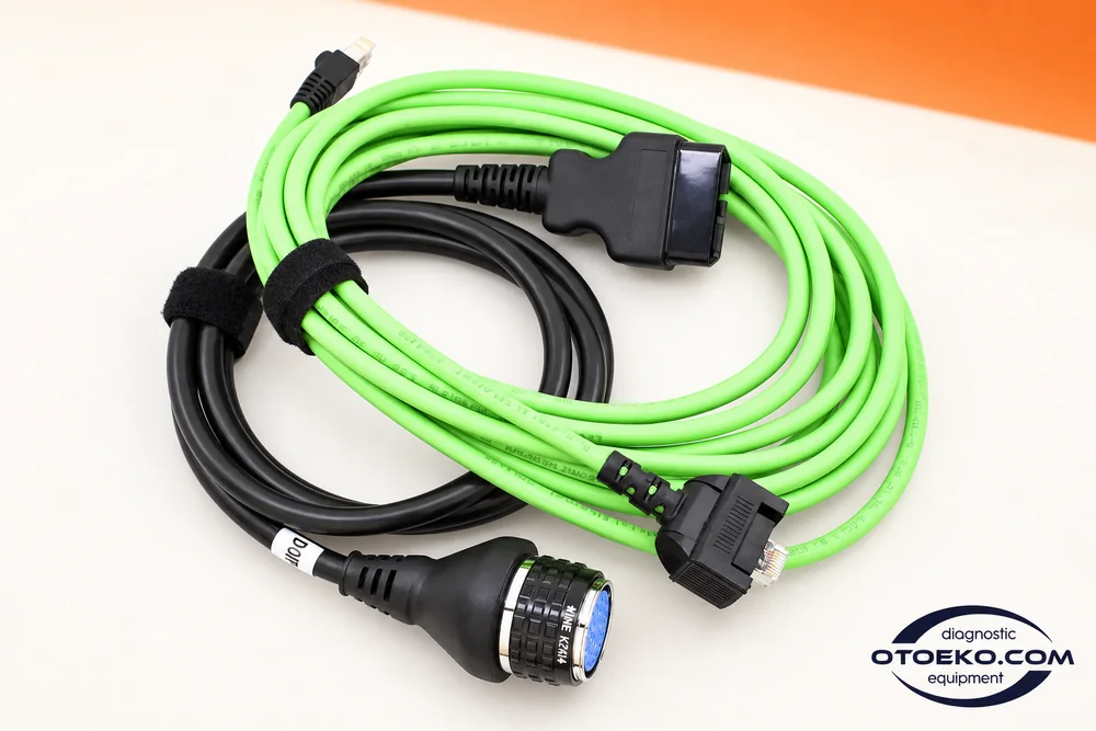 Mercedes C4 DoIP yeşil LAN kablosu ve siyah OBD kablosunun bağlantı düzeni.